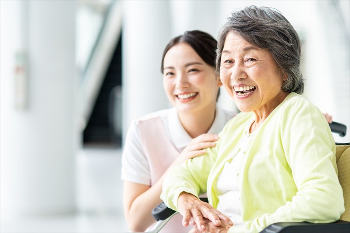 《あきる野市》週払いOK・老人ホームでの介護スタッフ！（週休2日・日勤）