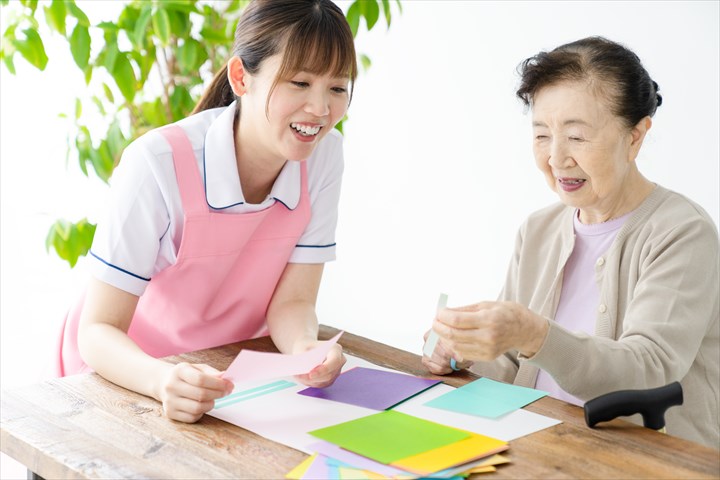 《渋谷区》週払いOK・老人ホームでの介護スタッフ！（週休2日・日勤）