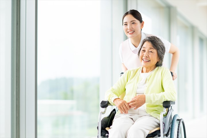 《鎌倉市》週払いOK・特別養護老人ホームでの介護スタッフ！（週休2日・日勤）