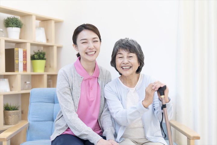 《足立区》週払いOK・特別養護老人ホームでの介護スタッフ！（週休2日・日勤）