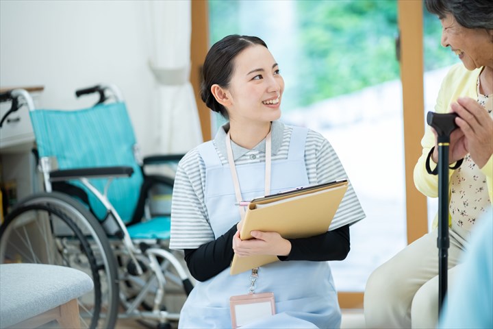 《港区》週払いOK・特別養護老人ホームでの介護スタッフ！（週休2日・駅チカ）