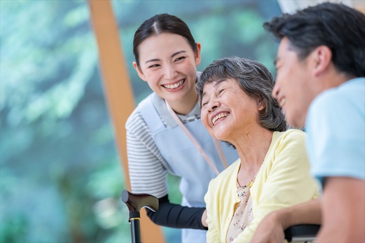 《大田区》週払いOK・特別養護老人ホームでの介護スタッフ！（日勤・週休2日）