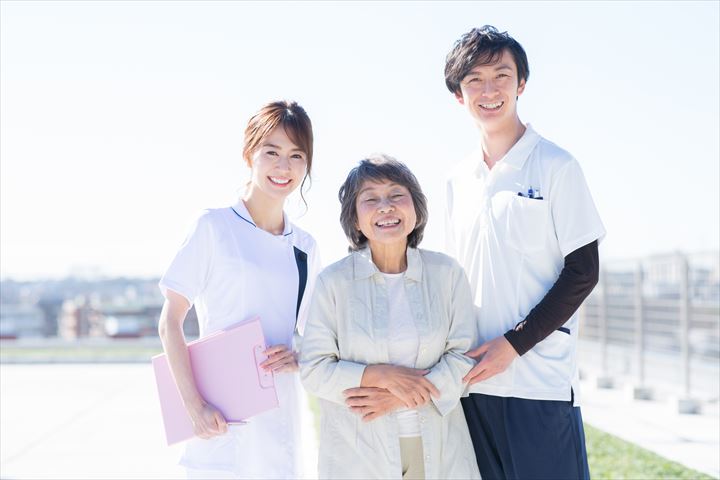 《小平市》週払いOK・介護付き老人ホームでの看護スタッフ！（週休2日・高収入）